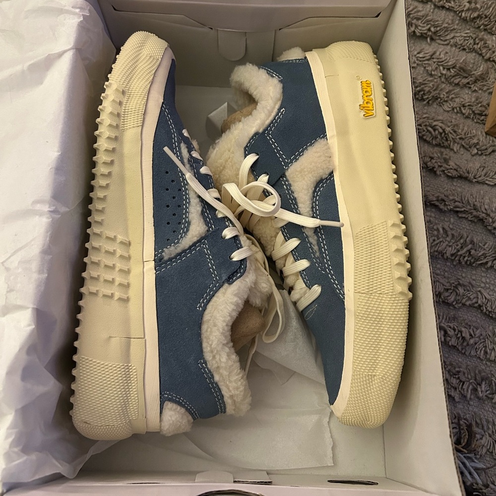 Brandblack Bravo, new in box, light blue faux shearling sneakers size 8